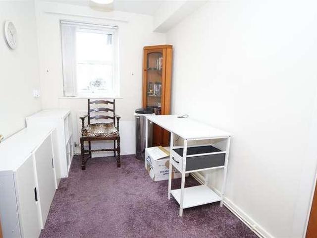 Flat for sale in Greengates, West Yorkshire