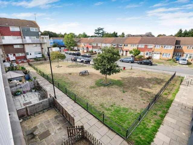 Flat for sale in Enfield Wash, Greater London