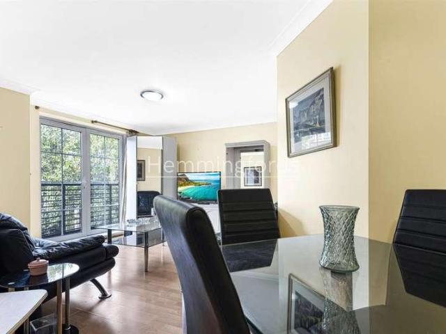 Flat for sale in Finsbury, Greater London