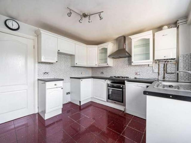 Flat for sale in Aylesbury, Buckinghamshire