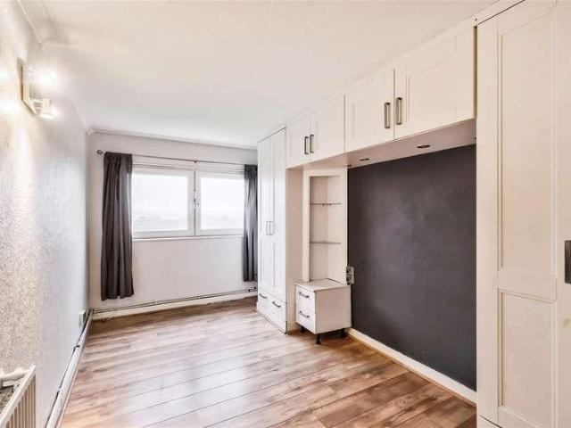 Flat for sale in Woodford Green, Woodford