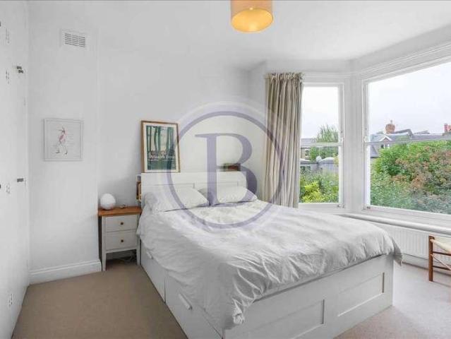 Flat for sale in Holloway, Greater London