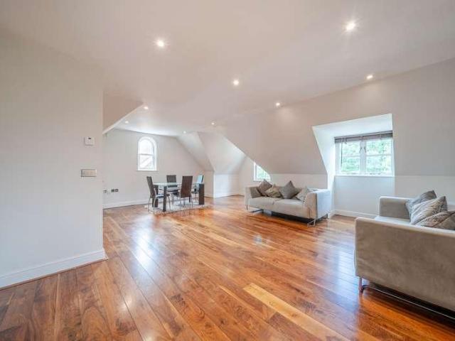 Flat for sale in Kingston Vale, Greater London