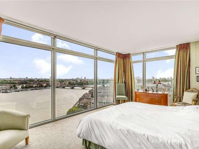 Flat for sale in Battersea, Greater London