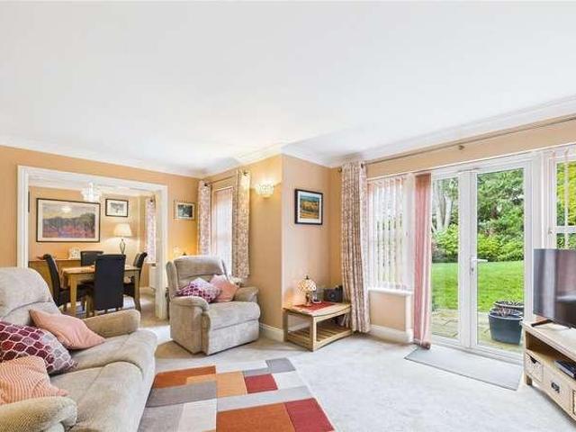 Flat for sale in Heol-las, Surrey