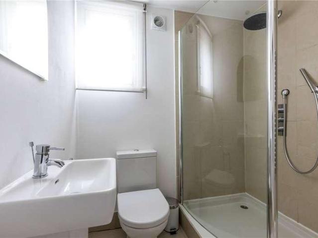 Flat for sale in Wandsworth, Greater London