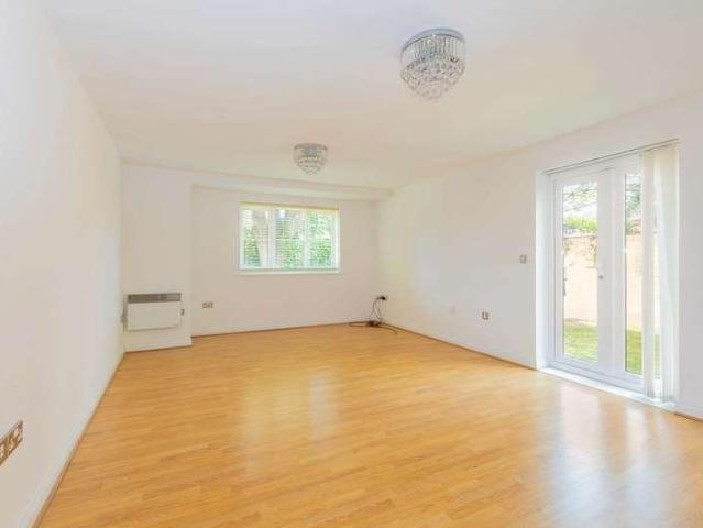 Flat for sale in Windsor, Cox Green