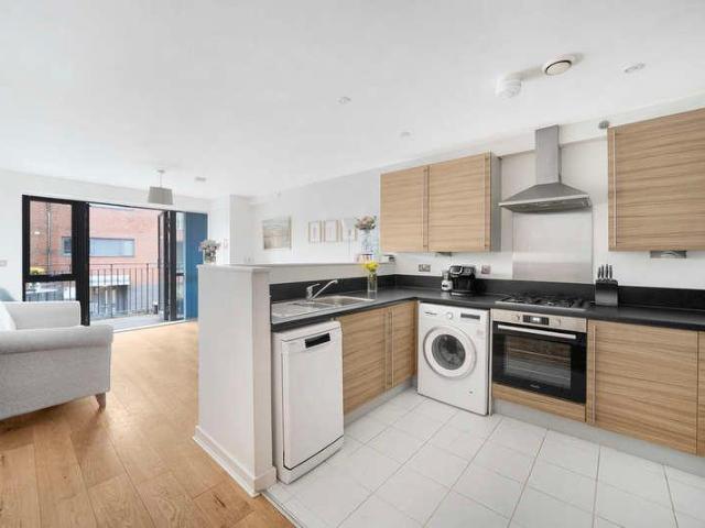 Flat for sale in Hornsey, Greater London