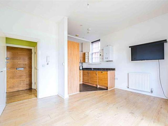 Flat for sale in Batchworth, Hertfordshire