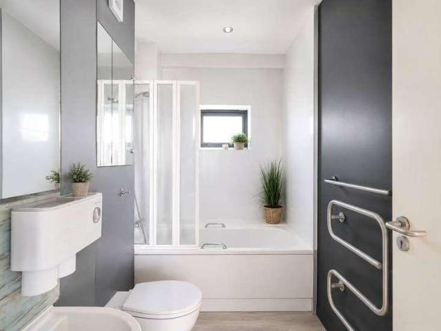Flat for sale in Queen's Park, Greater London