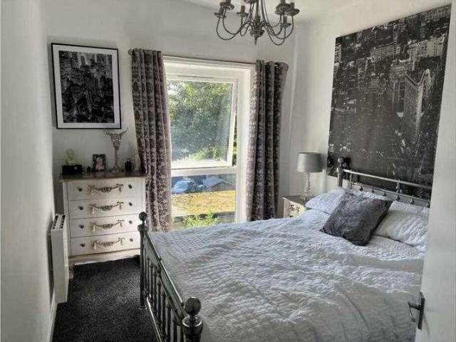 Flat for sale in Oak Hill Park, Calderstones