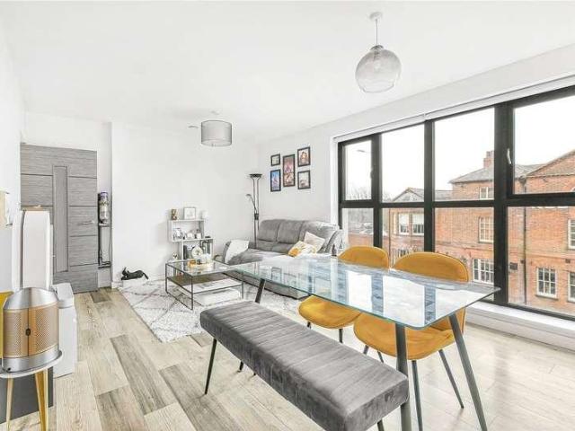 Flat for sale in Hatfield, Fretherne