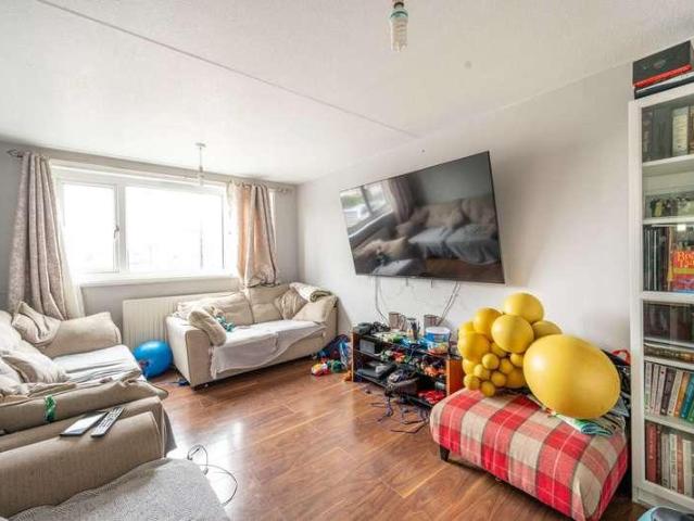 Flat for sale in E13, London