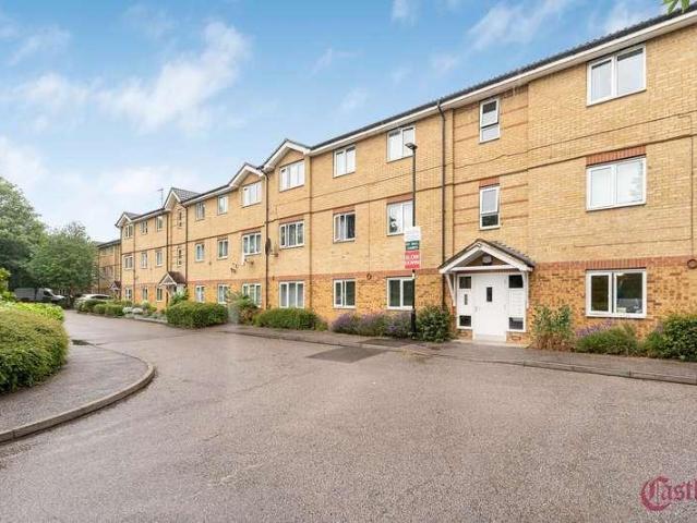 Flat for sale in Bowes Park, Greater London