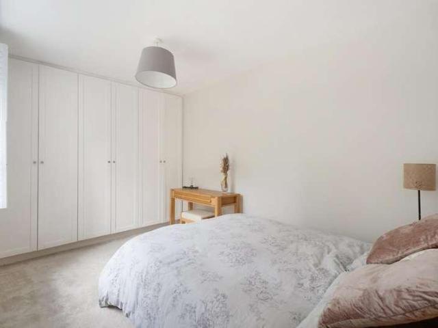 Flat for sale in Tulse Hill, Greater London