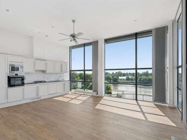 Flat for sale in London Borough of Hounslow, Greater London
