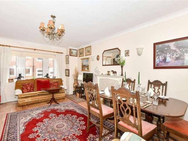 Flat for sale in Red Hill, Surrey