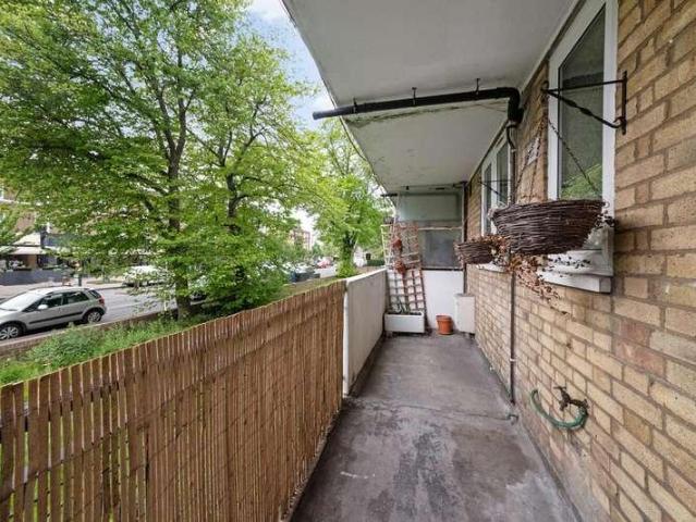 Flat for sale in Tulse Hill, Greater London