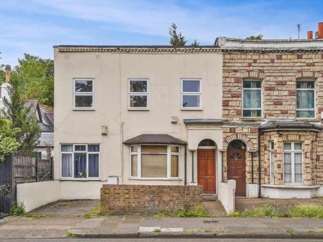 Flat for sale in Tulse Hill, Greater London