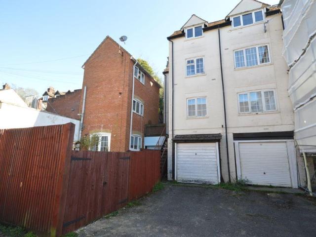 Flat for sale in Fole, Surrey
