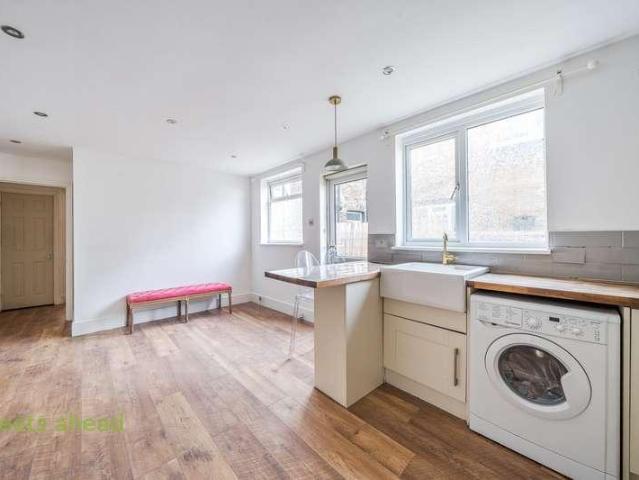 Flat for sale in London Borough of Croydon, Selhurst