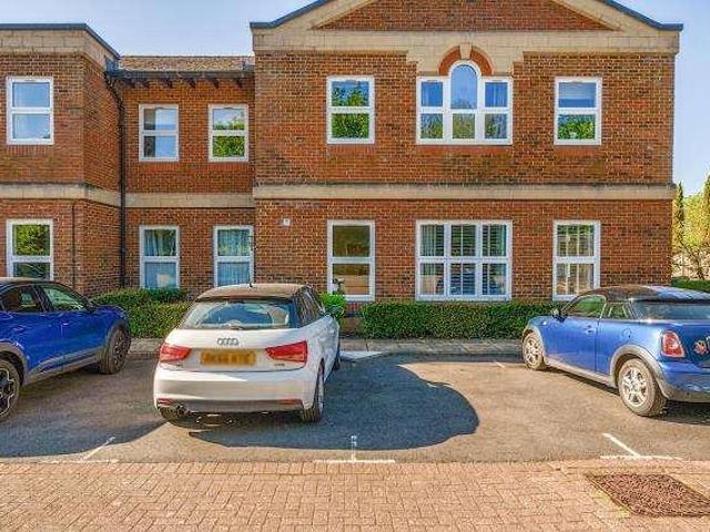 Flat for sale in Thatcham, West Berkshire