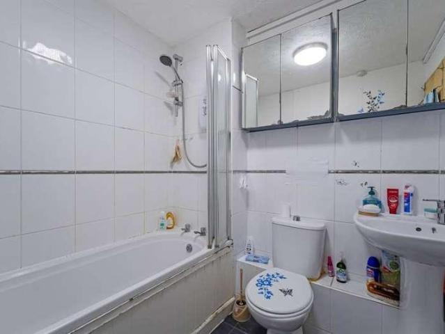 Flat for sale in Camberwell, Greater London