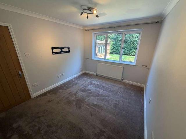 Flat for sale in London Borough of Hounslow, Feltham