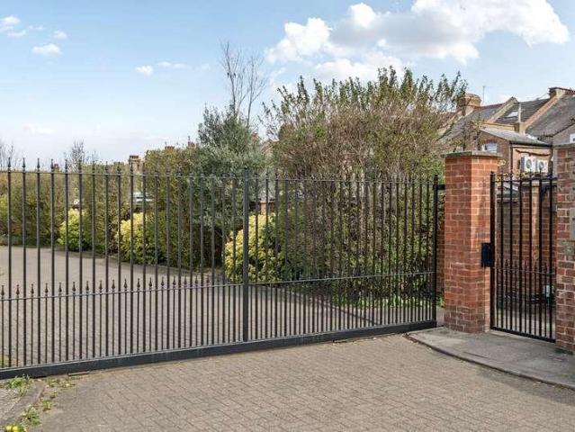 Flat for sale in London Borough of Merton, Mitcham