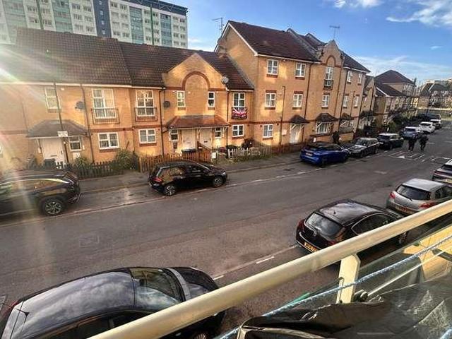 Flat for sale in London Borough of Hounslow, Feltham