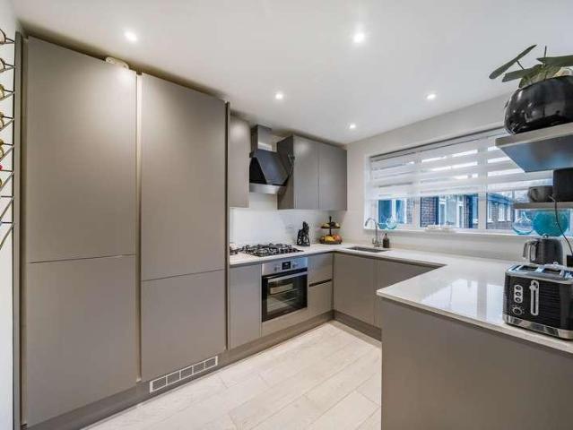 Flat for sale in Wallington, Greater London