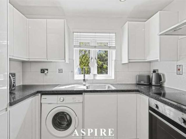Flat for sale in Laindon, Essex