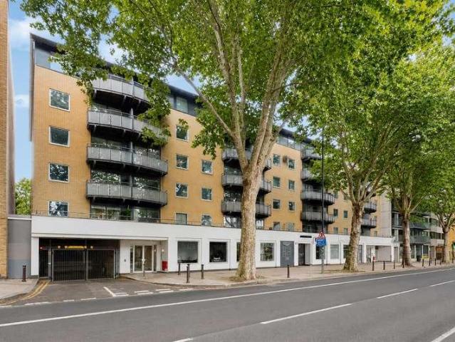 Flat for sale in London Borough of Hounslow, Strand