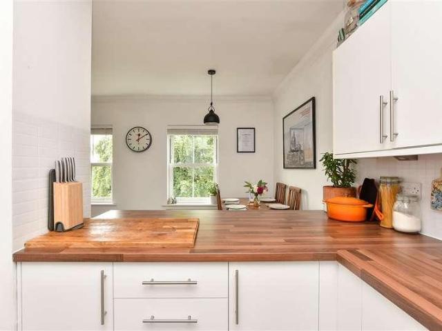 Flat for sale in The Bridge, Kent
