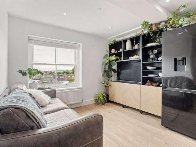 Flat for sale in Balham, Greater London
