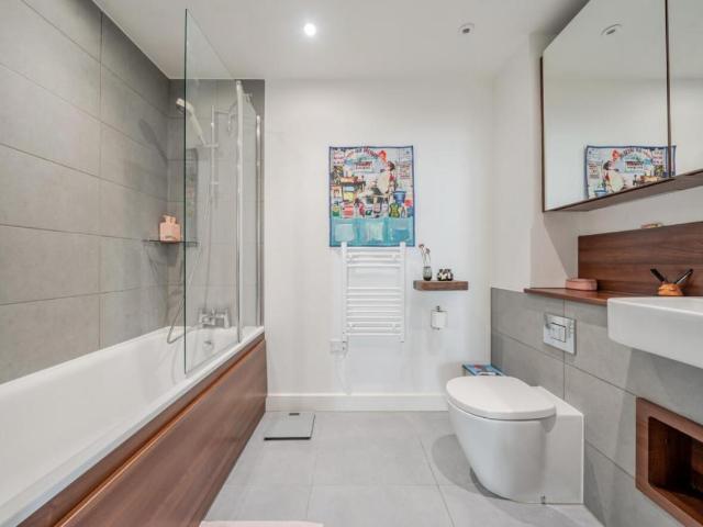 Flat for sale in London Borough of Lewisham, Ladywell