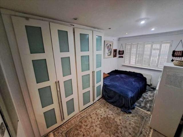 Flat for sale in Mill Hill, Greater London