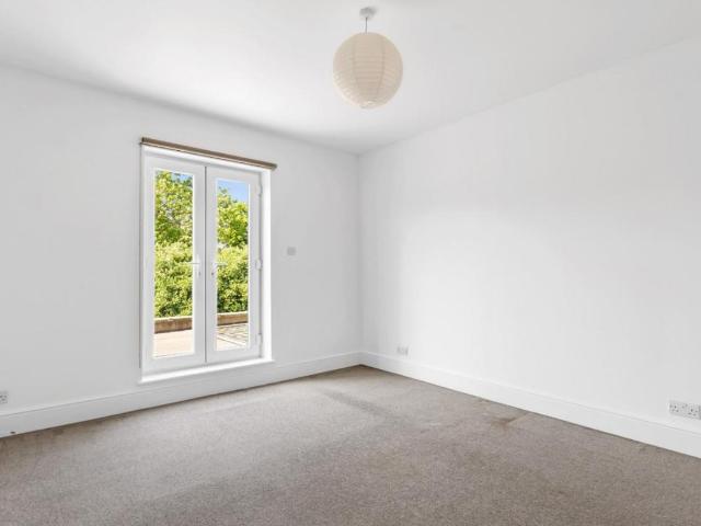 Flat for sale in Brownswood Park, Stoke Newington