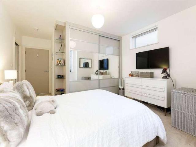 Flat for sale in London Borough of Wandsworth, Greater London