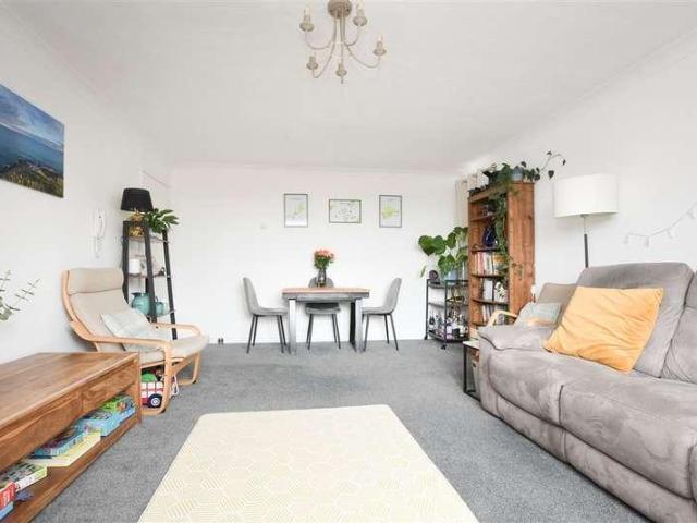 Flat for sale in Red Hill, Surrey