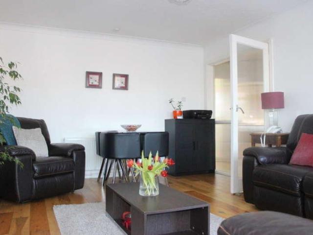 Flat for sale in Harrow Weald, Greater London