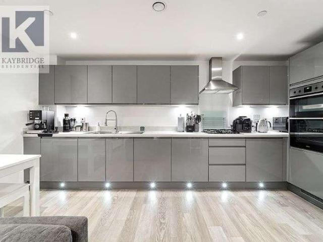 Flat for sale in Carshalton Beeches, Greater London