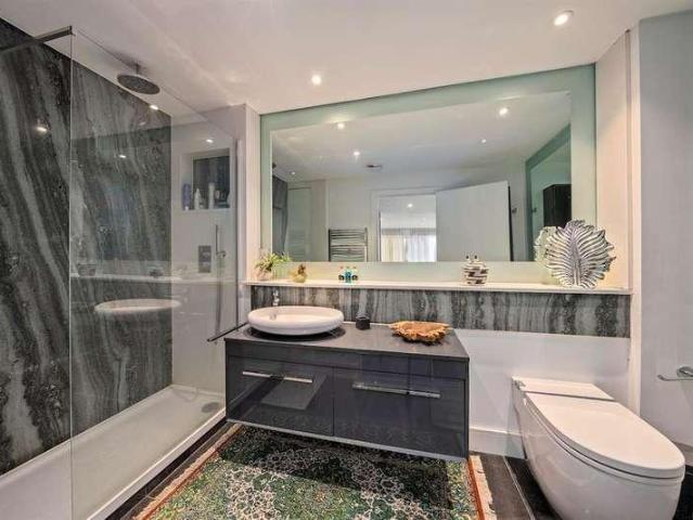 Flat for sale in Hampton Wick, Greater London
