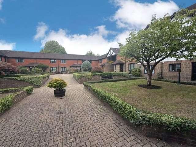Flat for sale in Red Hill, Surrey