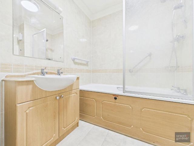 Flat for sale in Batchworth