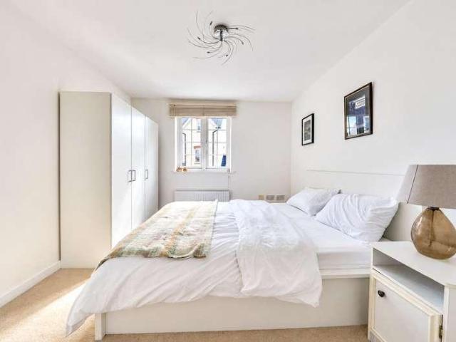 Flat for sale in Dean Court, Vale of White Horse