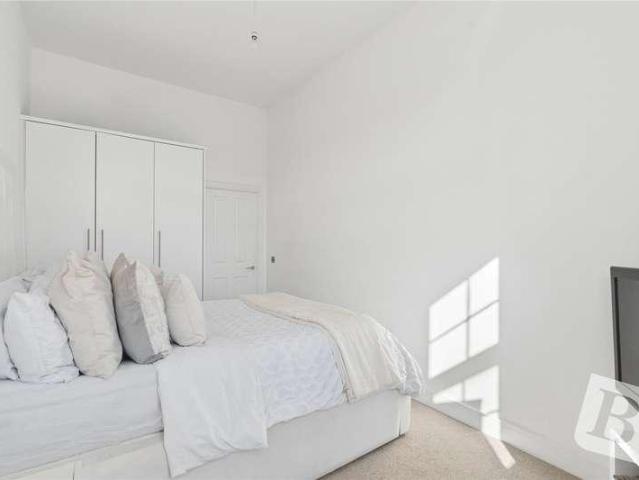Flat for sale in Hornchurch, Greater London