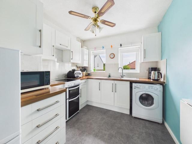 Flat for sale in Frizinghall, West Yorkshire