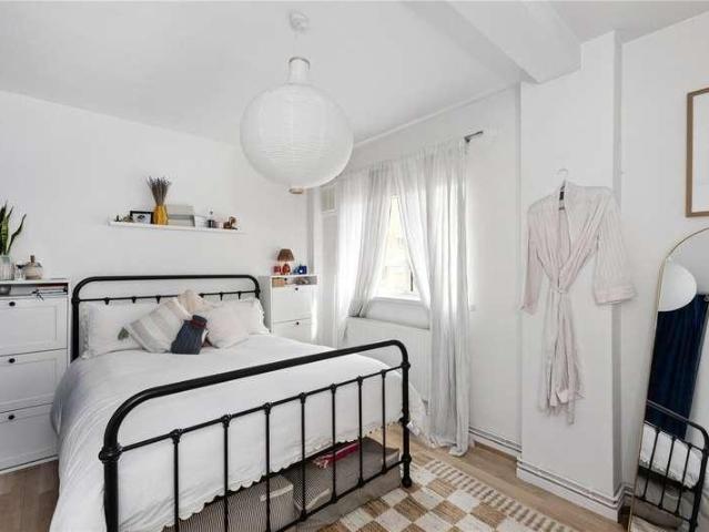 Flat for sale in Hoxton, Greater London