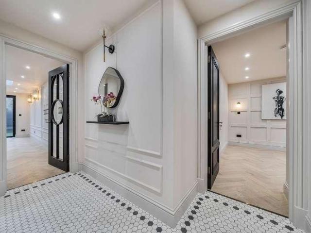 Flat for sale in London Borough of Ealing, Greater London